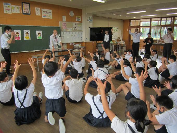 手話で「拍手」をする児童たち