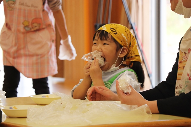 おにぎりを食べる園児