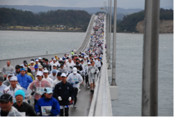 2010大会能登島大橋を走るランナー